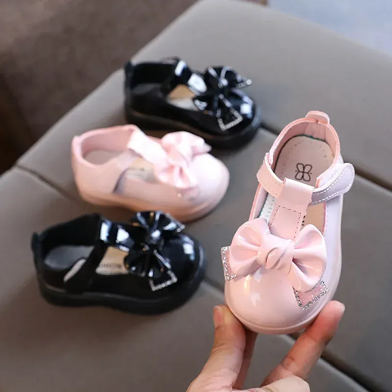Buty 2024 Nowe wiosenne buty dziecięce Patent skórzany nowonarodzony dzieci buty dla dziewcząt 1 do 3 lat księżniczka Bowknot Baby Dress Buty E07202