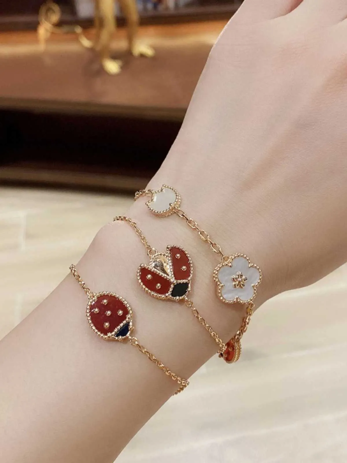 Peoples choice to go essential braceletHigh Gold Seven Star Ladybug Flower Bracelet Female Blossom Bee with common vnain