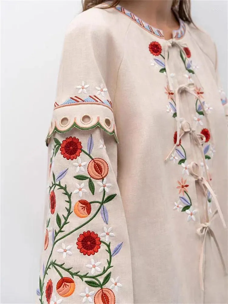 Dames blouses dames kleurrijke bloem borduurwerk blouse veer 2024 dames veter flare mouw o-neck vintage zoet shirt