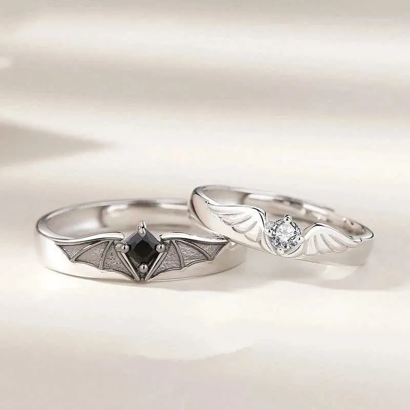 Band anéis de luxo Crystal Angel Demon Casal Ring Mens Romântico e moda Design de asa Anel de noivado ajustável Jóias de casamento Q240427