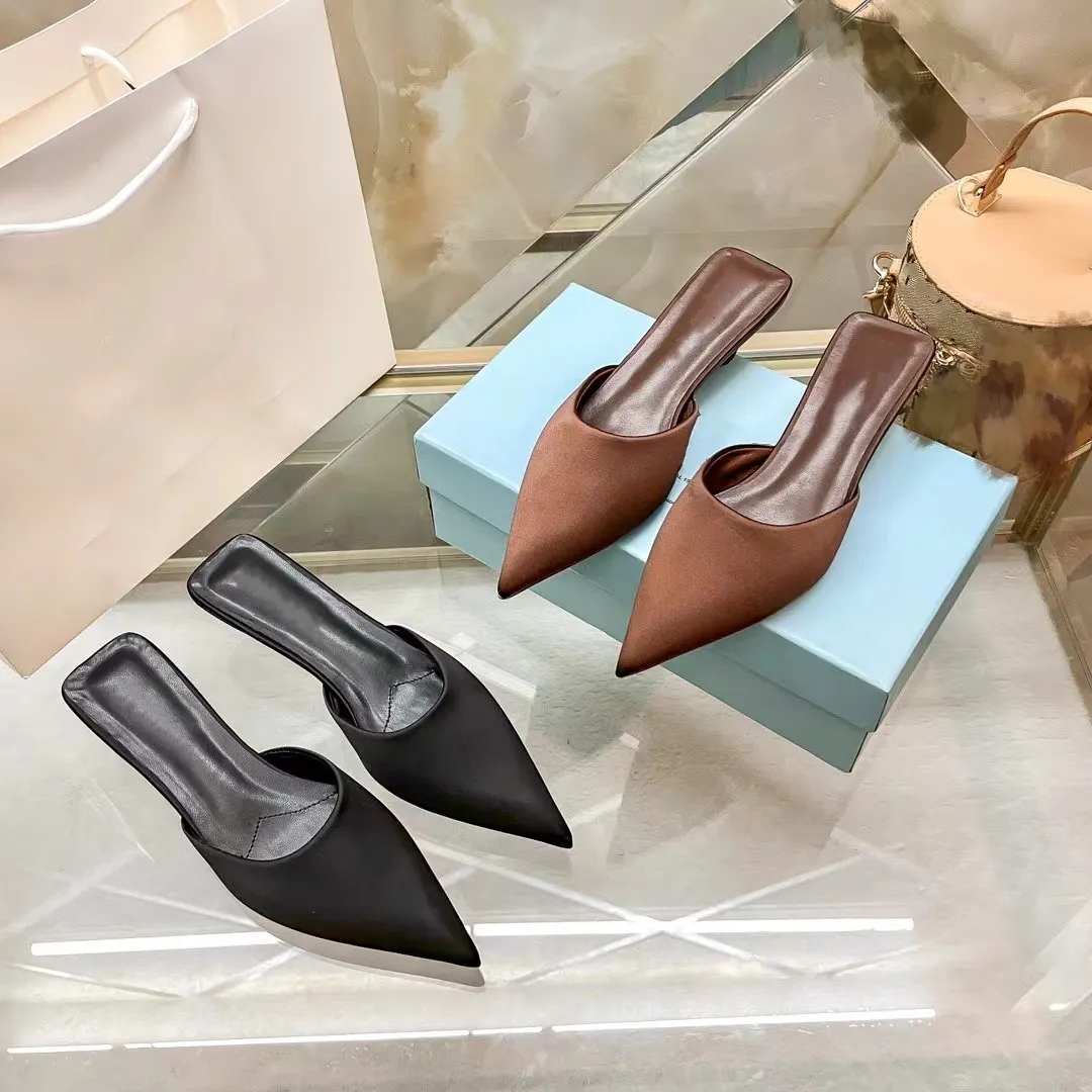 Summer Femmes Luxury Mish Slipper Brand Designer Pointe Muller Chaussures montre la longueur de la jambe à l'extérieur de couleur Couleur solide Sandales confortables.