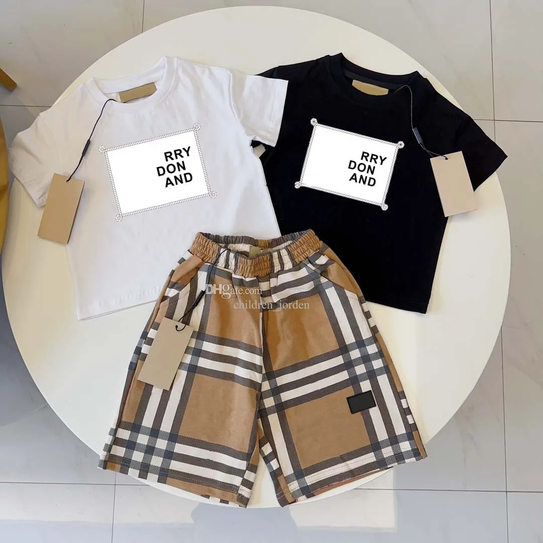 Çocuk Setleri Tişört Şort Tasarımcı Bebek Toddler Marka Giysileri Setleri Siyah Beyaz Çocuklar 2 Parça Erkek Kız Giysileri