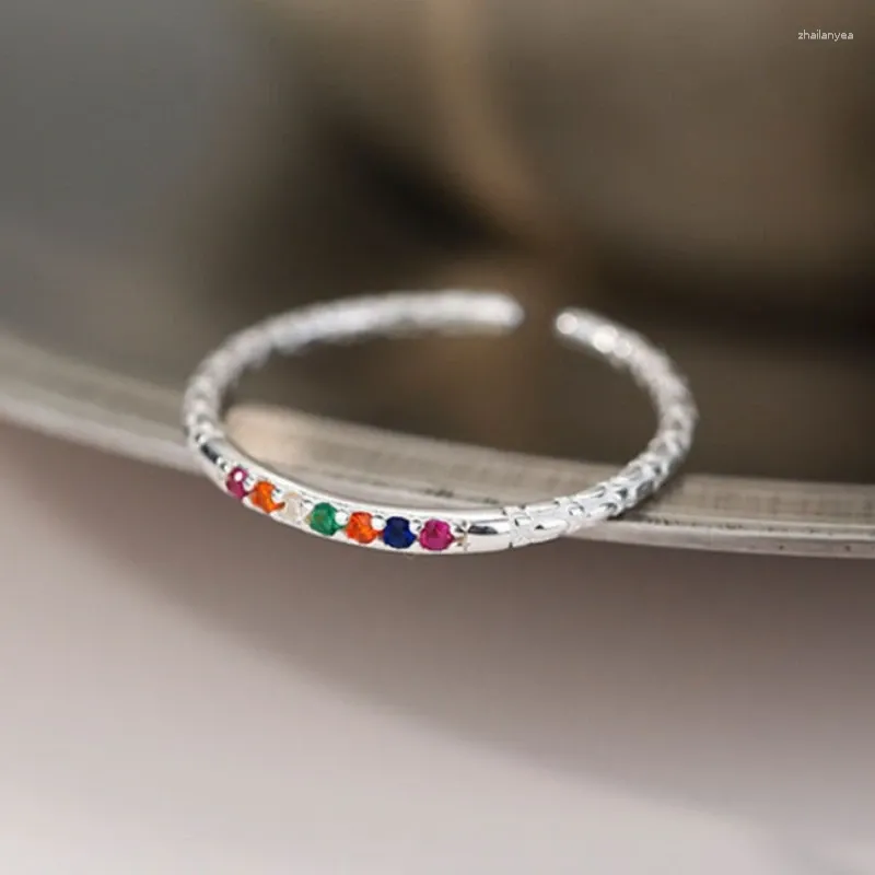 Pierścienie klastra 2024 Prosty srebrny kolor z tęczowym otwartym pierścieniem cyrkonu dla kobiet Delikatna biżuteria ręka urok żeńskie prezenty urodzinowe