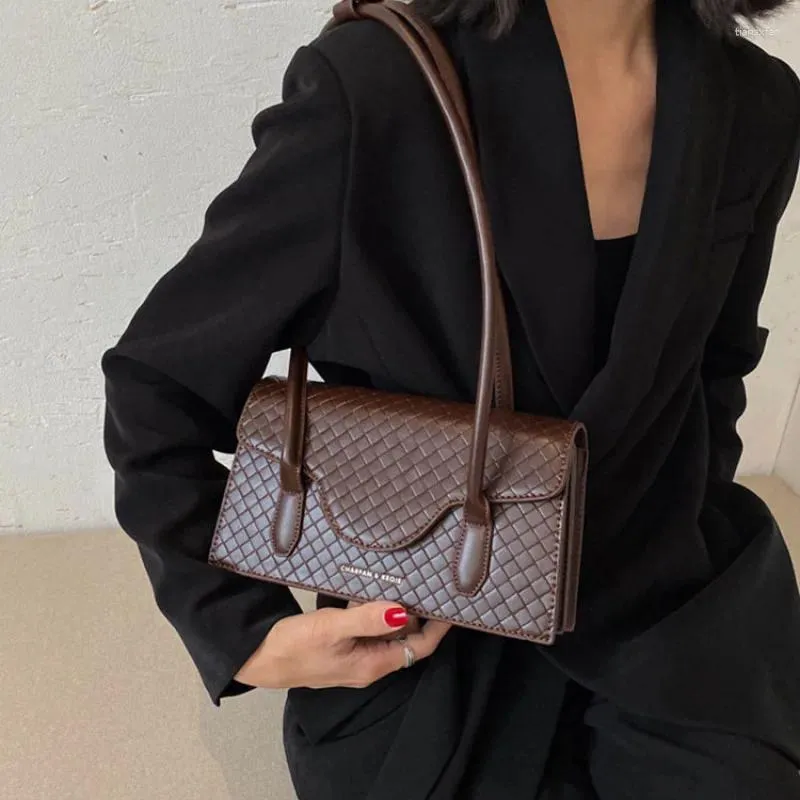 Axelväskor kvinnors bruna väska designer vintage armband elegant fransk bröd mode svart
