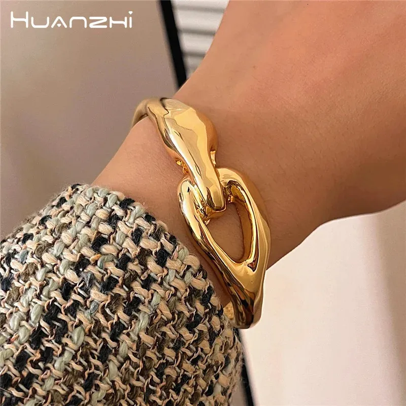 Huanzhi in metallo vuoto irregolare liscio Bracciale di bracciale grosso per donne esagerate gioielli per feste di lusso punk per la moda esagerata 240423