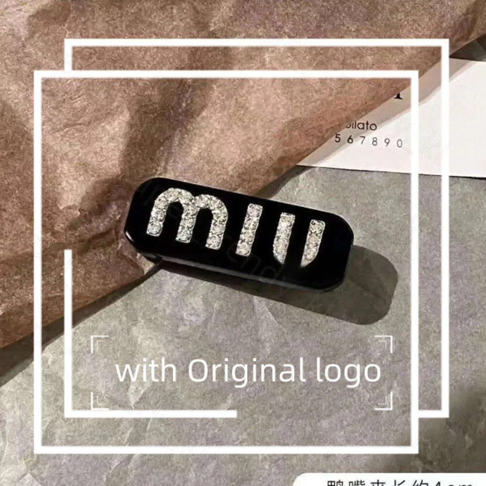 Diseñador de bolsas de miui Mui Mui Accesorio para el cabello High End Miao Family Hair Centrale para el cabello CARTA LETRA Spring Girl Era Student Versátil clip de lateral coreano Cute 741