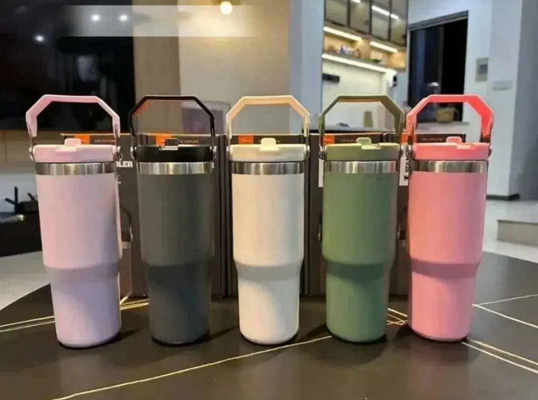 Butelki z wodą w USA 20 uncji 30 uncji Kubki cieplne Zachowanie stali nierdzewnej kubki na zewnątrz Duża pojemność Carmugs wielokrotnego użytku szczelność Flip Cup GG0429