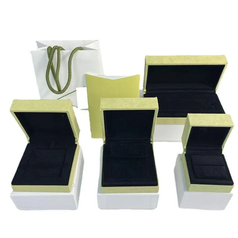 Boîtes de bijoux Luxury Clover Fashion Designer Sweet Charm Bracelets For Girls Femmes Nom de marque Bracelet Collier Boucles d'oreilles Gift Dherz