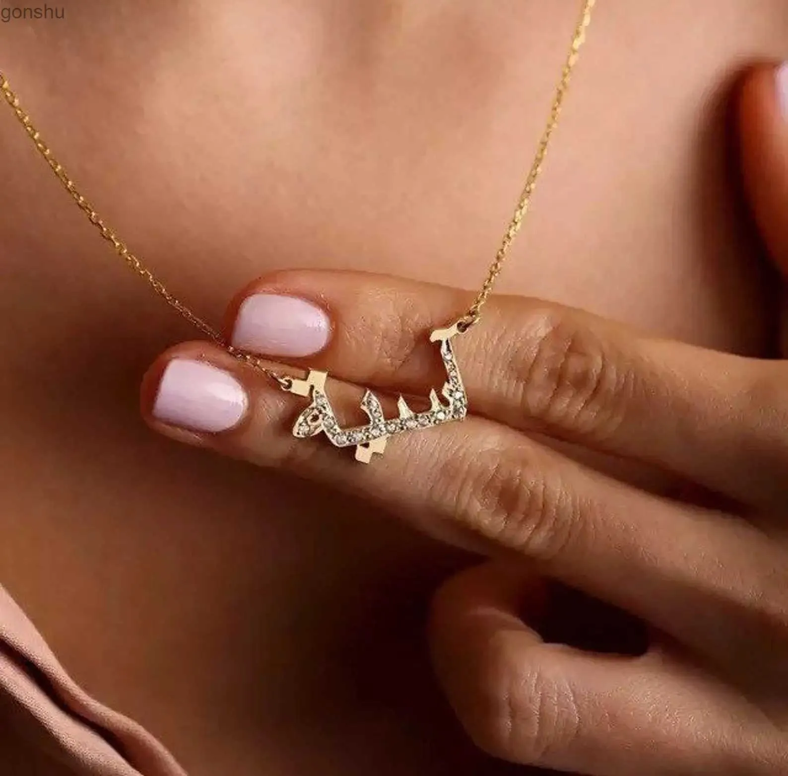 Hänghalsband Anpassade arabiska namnhalsband med några diamanter Personligt rostfritt stålnamnsmycken 18K Guldpläterade kvinnors smycken gåvawx