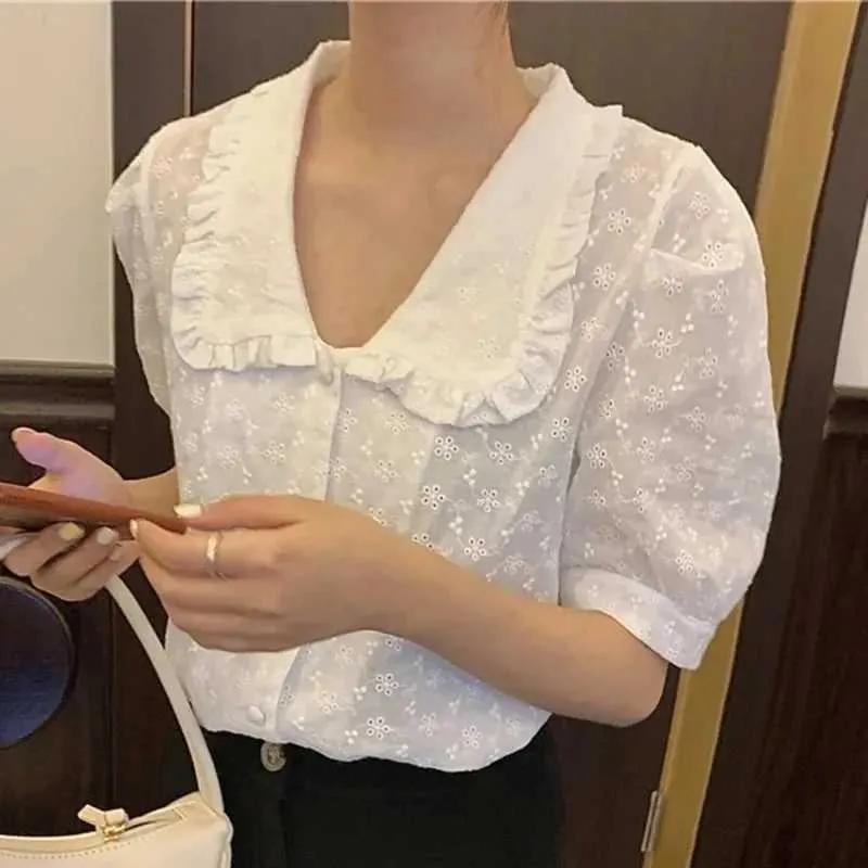 Chemises de chemisiers pour femmes Blouse en dentelle blanche pour femmes swt chic bouffante short shirt fleur creux coréenne Peter Pan Collar Tops d'été 2024 13919 Y240426