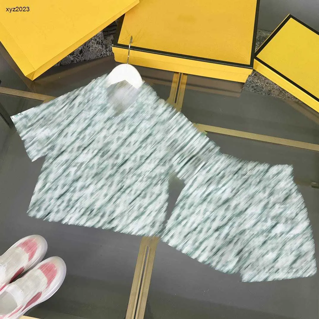 Moda Bebek Trailtsuits Çocuk Tasarımcı Giysileri Erkekler Seti 100-150 cm Gradyan Mektup Yaz Baskı Yaz Tek Göğüslü Gömlek ve Şort 24 Nişan