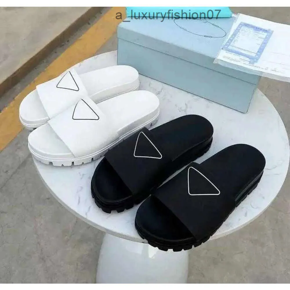 Projektantka czarna biała kryształowy pantofel Kobiety Summer Living łazienka Antiskid Slipper Outdoor Speuthure Flat Bottom Classic Sandbeach