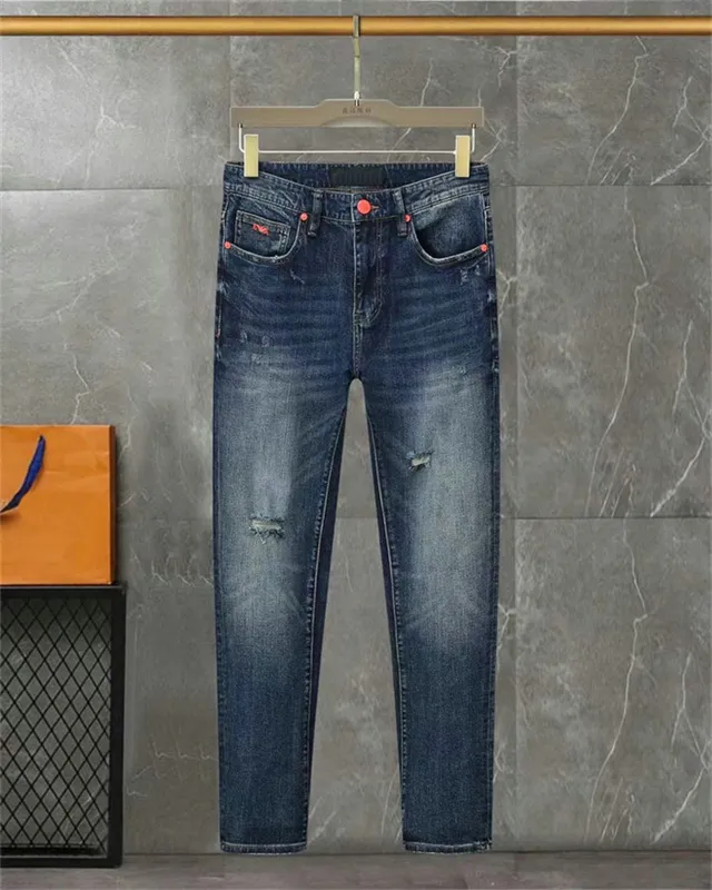 Jeans de grife para calças masculinas Hole de verão de alta qualidade calças jeans bordadas para homens b10