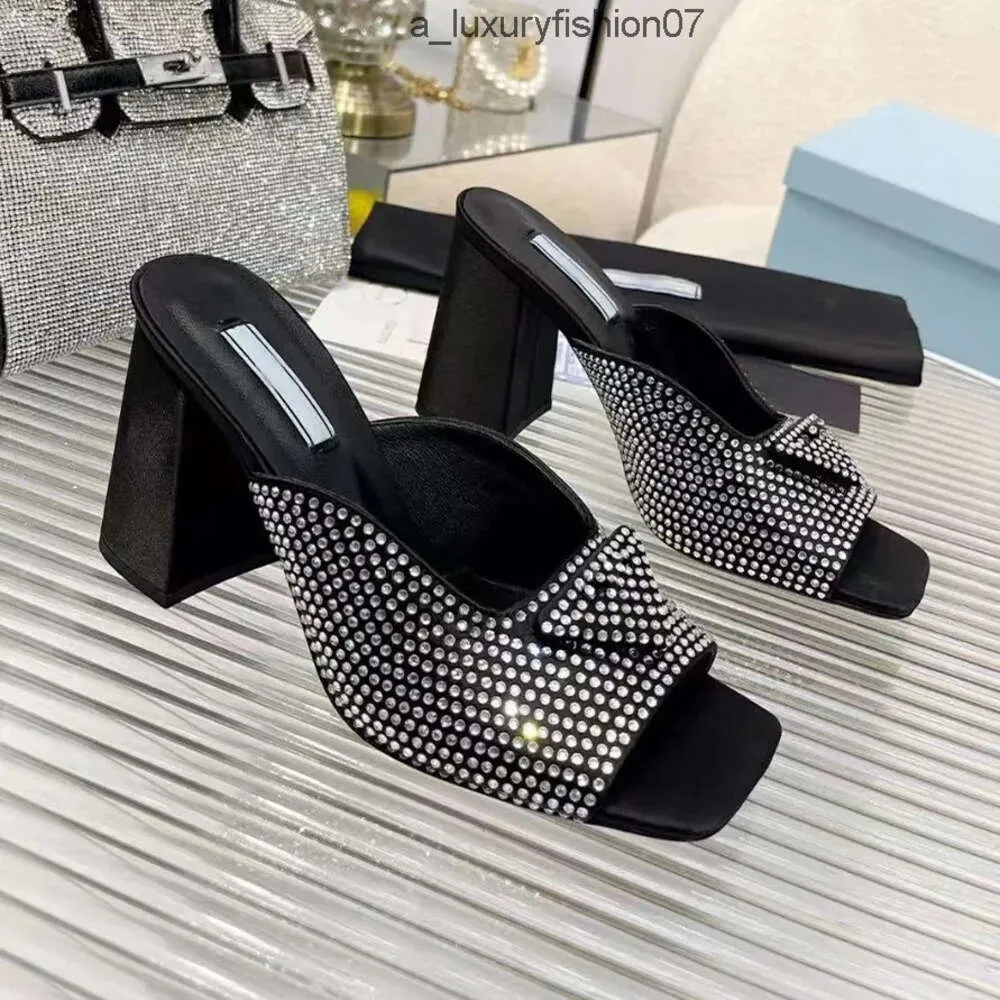 prada Вы Klassiker Dreieck Knopf Mode Strass dicke Absatzschuppen Leder Square Zehen Satin 8,5 cmrhinestone Süßigkeiten Farbe Sandale große Größe Party Hochzeit sexy High Heels