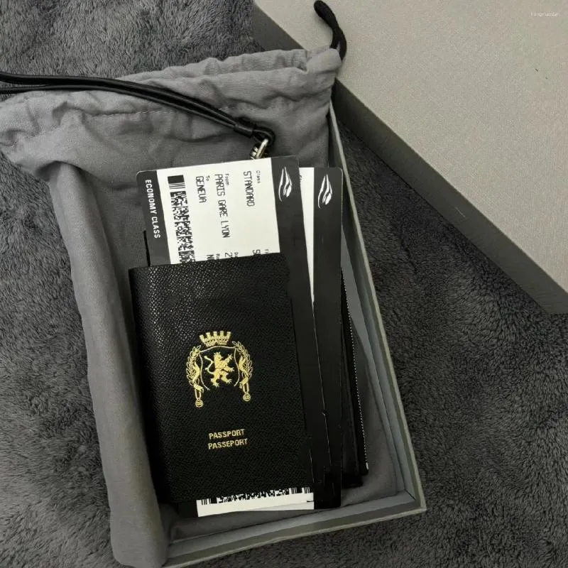 Förvaringspåsar fashionabla passhållare med nackband svart biljettpåse anti stöld blixtläder läder plånbok rese trendtillbehör