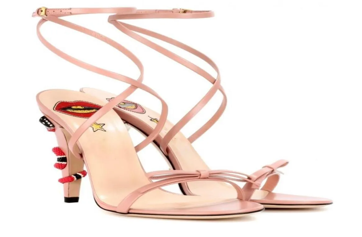 Modèles de passerelle 2019 Lucky Classic Design Sexy Lip Snake Stiletto Bowtie Toe Open Toe Talons robe sandale nue 9087402