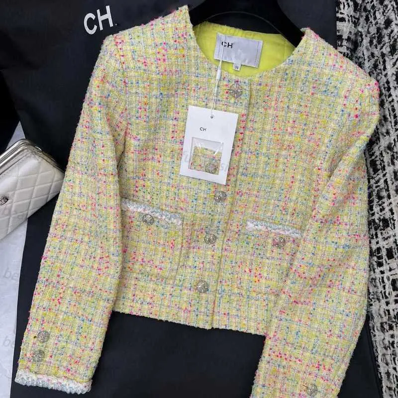 Luxur Designer Women's Jacket tidigt på våren Nytt temperament Small doftande vindflickas vitalitet smala utseende mångsidig gul kort stickad kappa