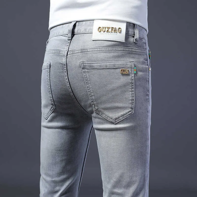 Marka modne jasnoszare dżinsy dla męskich europejskich wysokiej klasy letnie dopasowanie i wszechstronne elastyczne spodni z małymi stopami