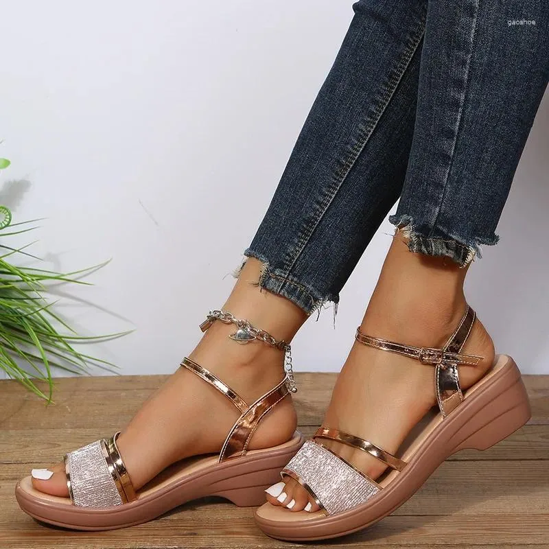Chaussures habillées sandales féminines pente talon plate-forme de talon de semelle douce or argent couleur tendance 2024 cales extérieures pompes