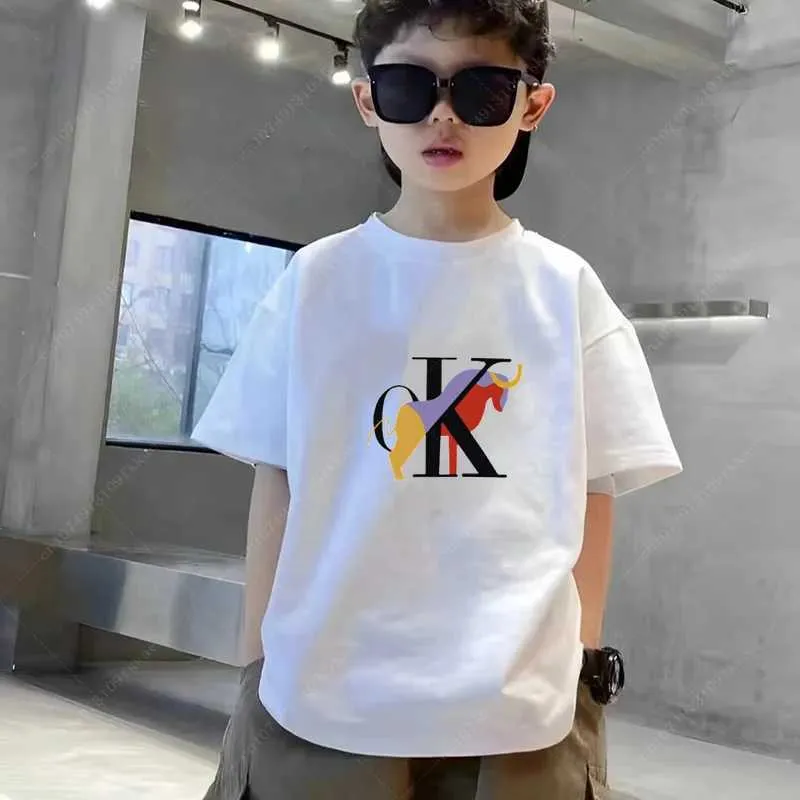 티셔츠 2024 New Fashion Luxury Brand Tshirt Childrens 캐주얼 스트리트 의류 아기 티셔츠 소년 의류 애니메이션 애니메이션 소녀 최고 어린이 무료 티셔츠 L2404