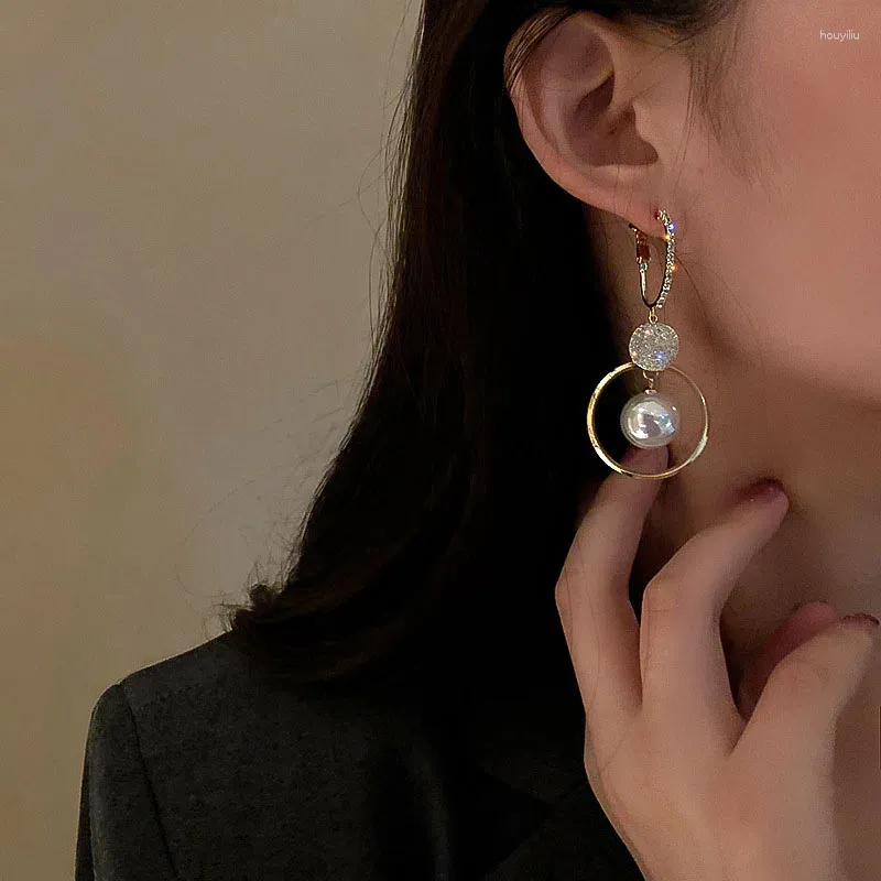 Boucles d'oreilles étalon 2024 Silver à aiguille chaîne d'oreille féminité nette la personnalité du cercle de perle rouge tempérament mondaine