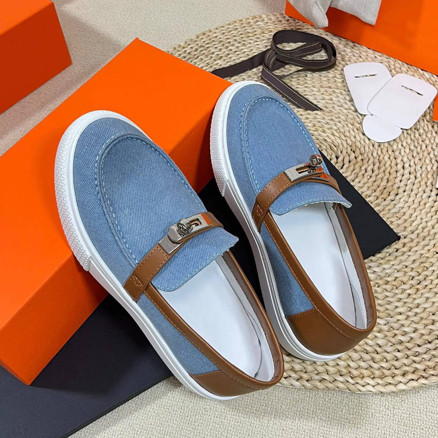 Tasarımcı Ayakkabı Sıradan Loafers Kadın Erkekler Çiftler İçin Şık Bahar Ayakkabıları Cowhide Canvas Klasik Domuz Snout Metal Toka Mavi Pembe Kahverengi Beyaz Eur 35-44 Kaliteli Ayakkabılar