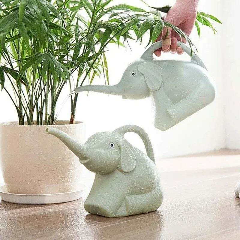 Симпатичный пластиковый слон в форме водолаз