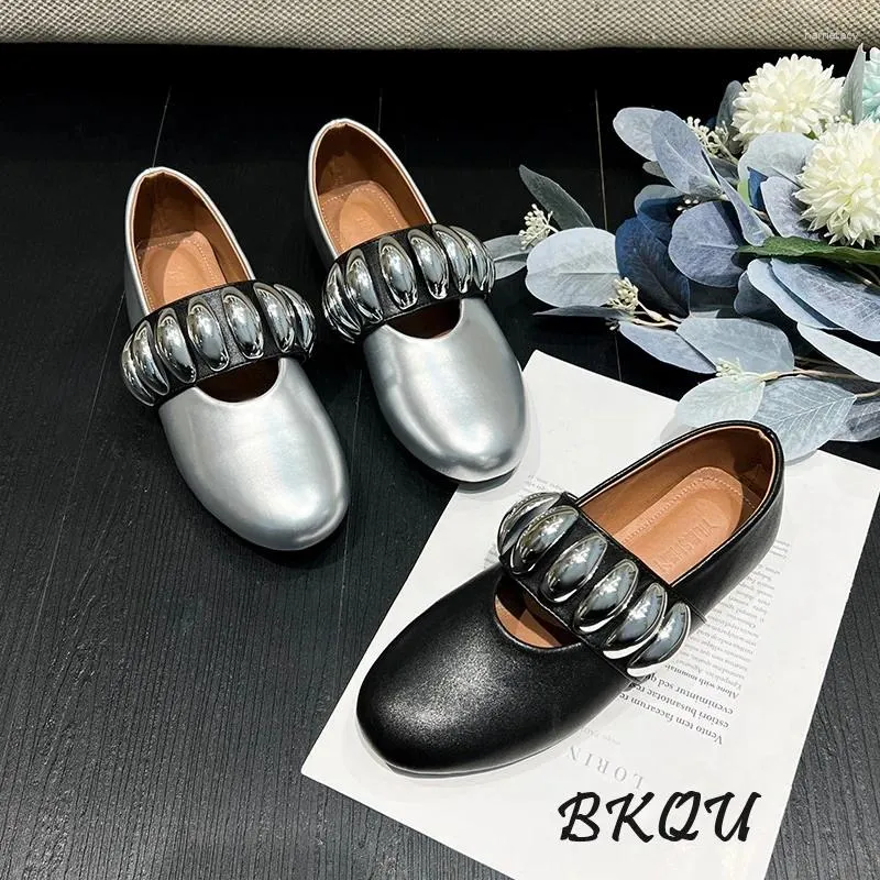 Casual Shoes BKQque Brand 2024 Frühlings-/Sommer-Trend Ballett Flats Silber-on-hochwertige ovale Dekoration
