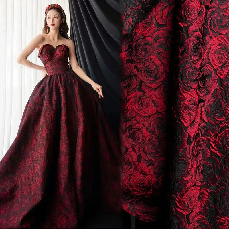 1x1.55m präglad svart mörkröd 3d rose jacquard garn färgat vintage blommigt tyg för kvinnors klänningsdräkt påse diy sykläder 240422