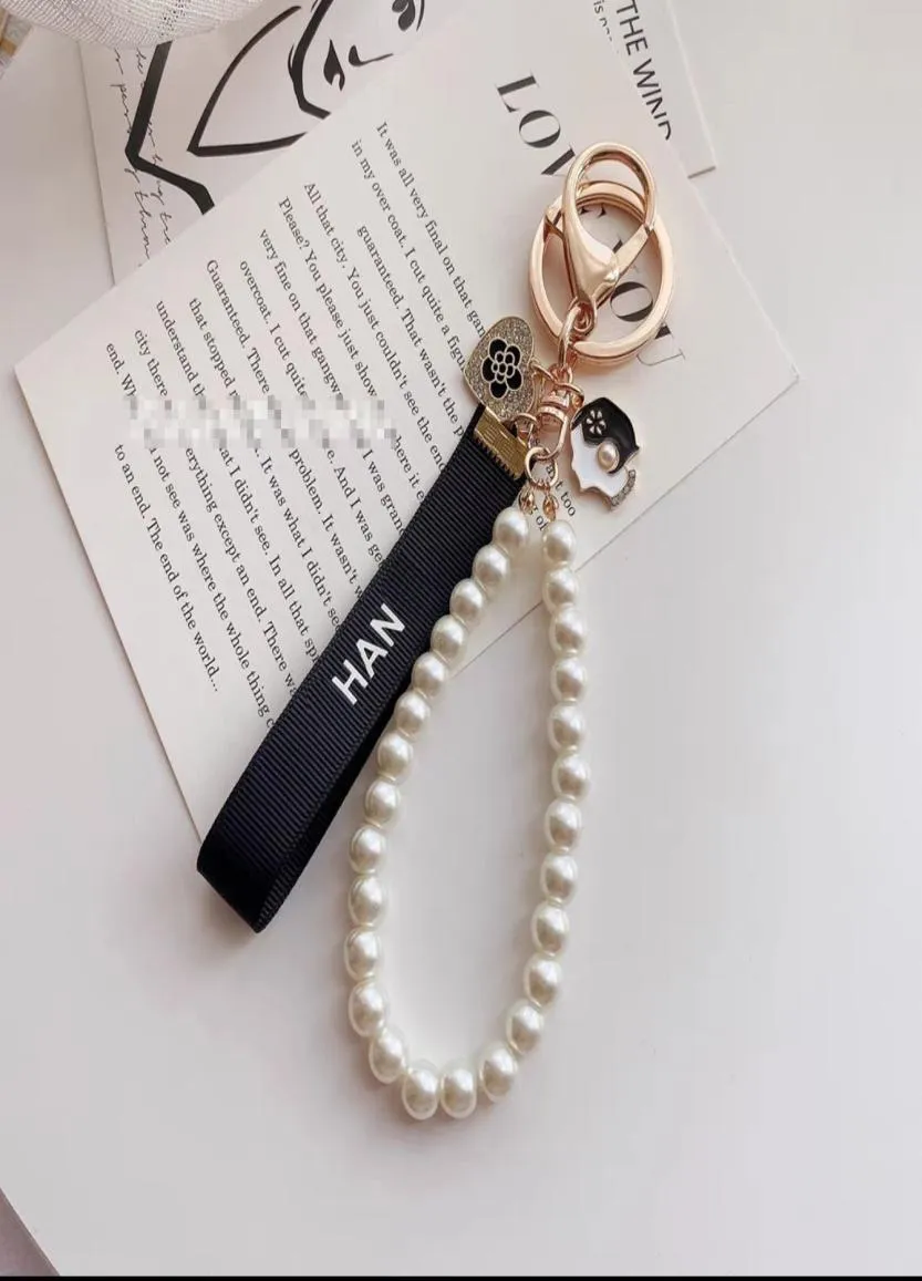 Brand Designer Key Chain Letter Keychain Bag Charm Mobile Phone Lanyard Pearl Key Bucket Men Women Pendant Keyring3320175