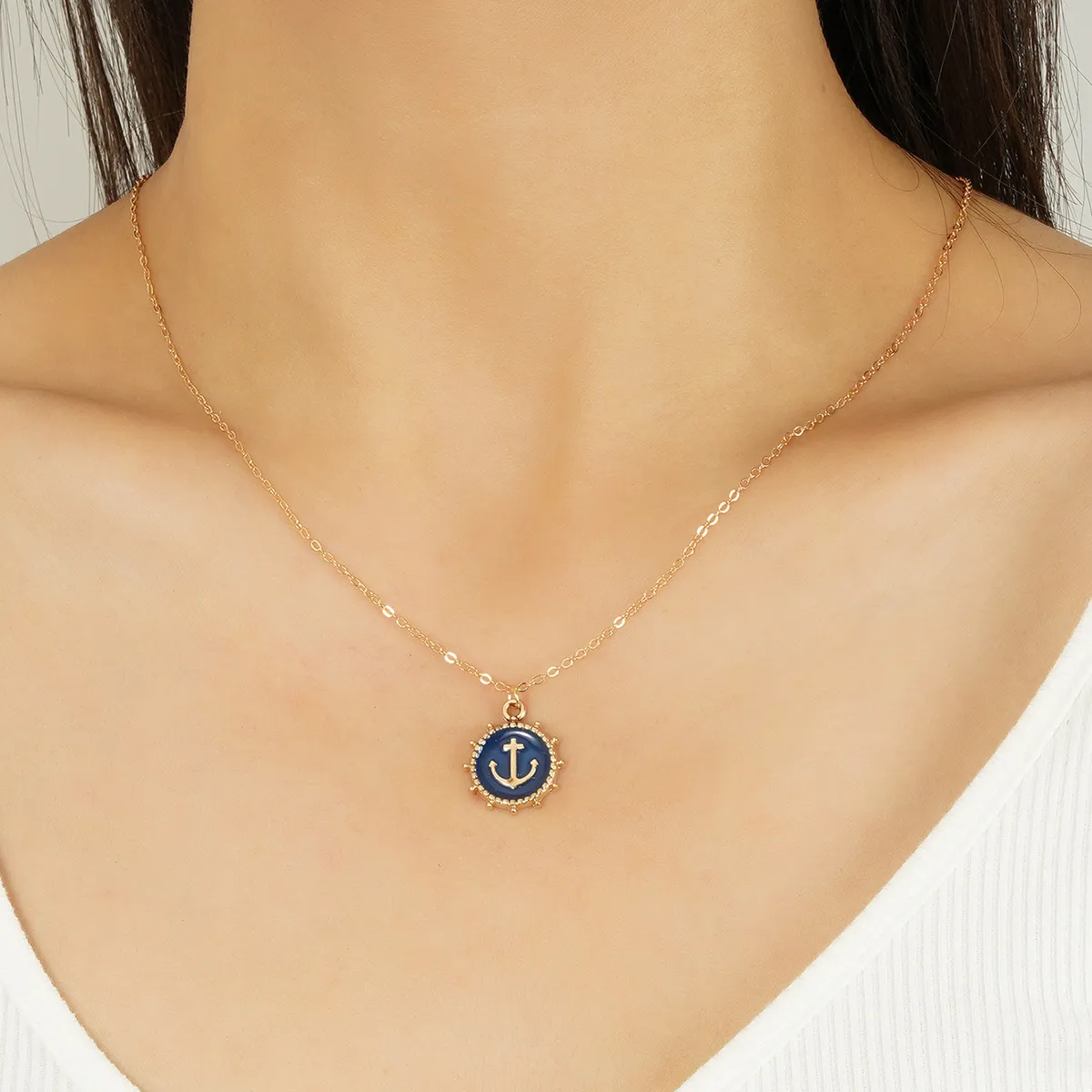 Design de base de style Instagram à la mode et minimaliste de base, pendentif d'ancrage personnalisé pour le collier féminin