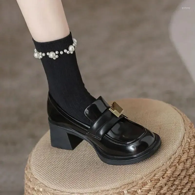 Vestido sapatos femininos saltos redondos de dedo do dedo preto saltos quadrados de couro normal casual com calçados médios calçados coreanos y2k l
