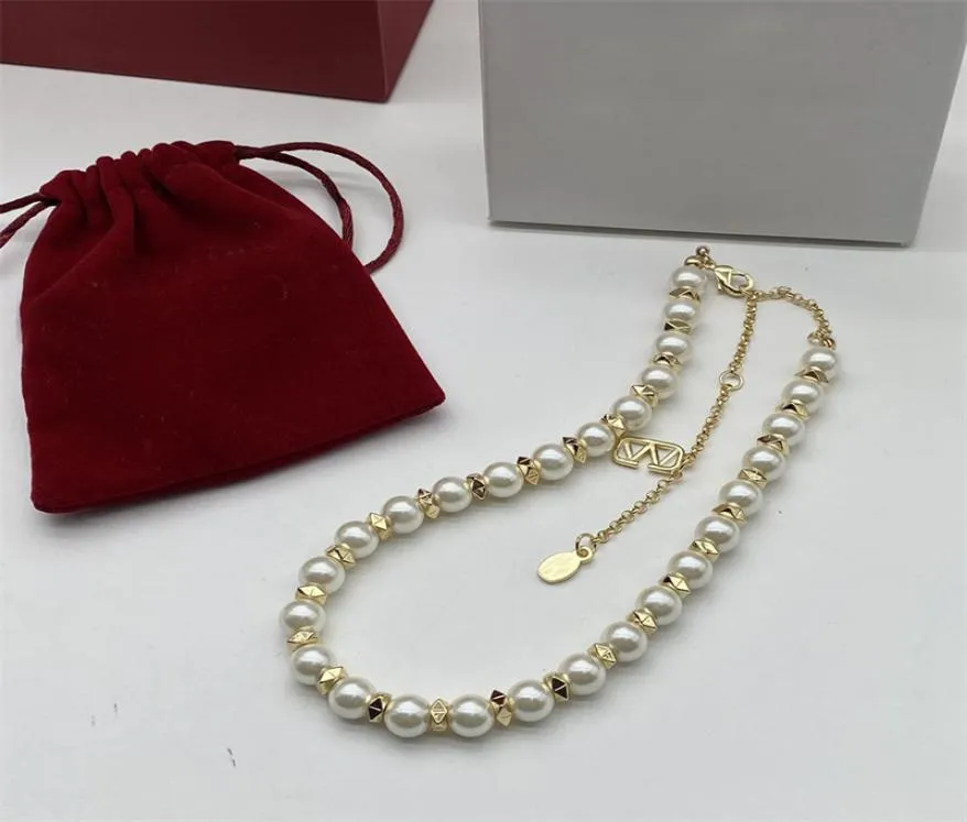 Nouveaux colliers de perles à la mode marque dames colliers dorés designers bijoux femmes colliers de chaîne de fête avec lettre8394097
