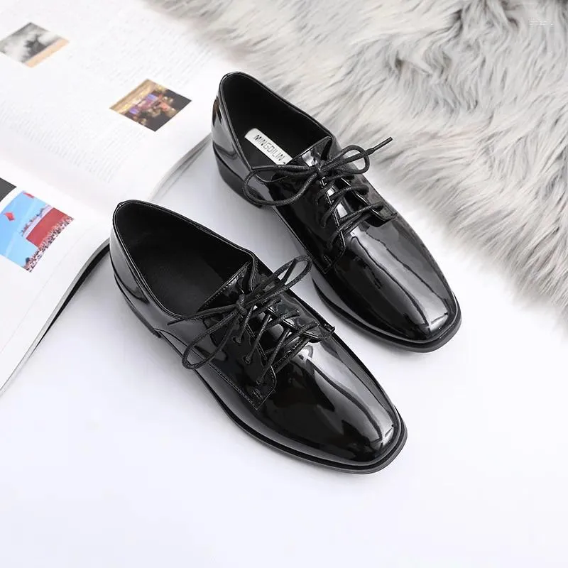 Casual schoenen Japanned lederen veter brogue vrouw Britse vierkante teen flats retro vrouwelijke platte derby enkele klimplanten