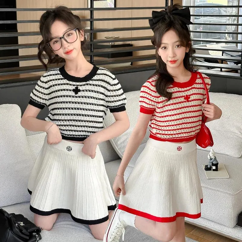 Kläduppsättningar Design Styl Summer Teen Girls Knittade kjol Set randig t-shirt veckad 2st Junior barnkläder kostym barnkläder