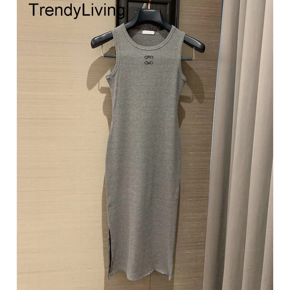 Nuovo abito da donna 24SS Domande casual abiti estivi magliette marca di moda magliette lunghe designer donna gonna senza maniche abiti da ricamo classico da ricamo classico