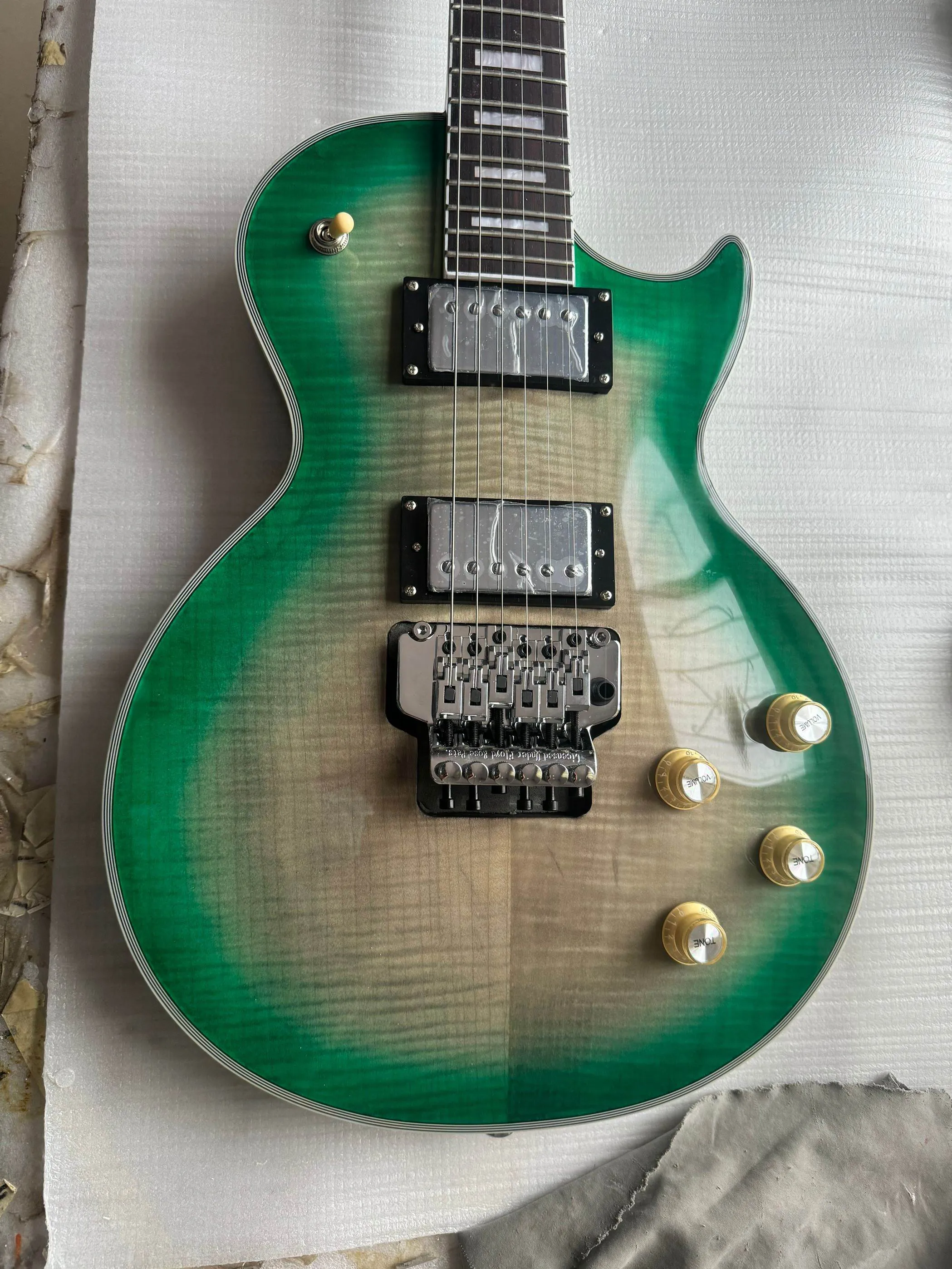 En stock guitare électrique personnalisée avec Tremolo Bridge Green Maple Bur 240430