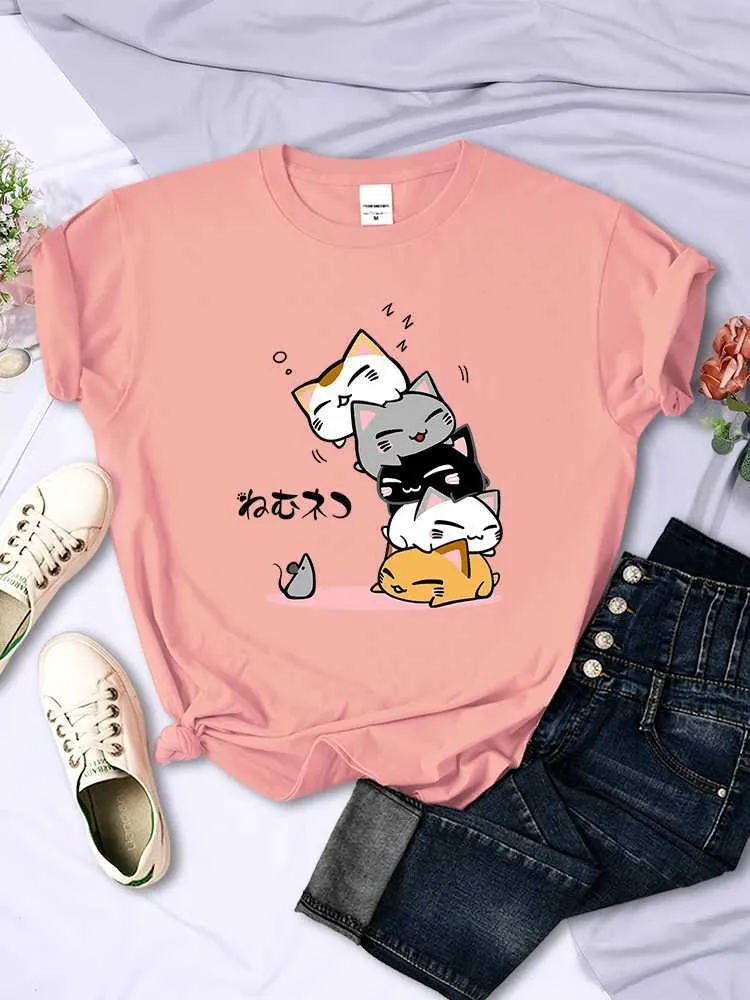 T-shirt Sleep con gatto impilato carino non guardare t-shirt da donna con stampa mouse comodo top top creativo creativo maglietta femminile da donna t-shirtl2404