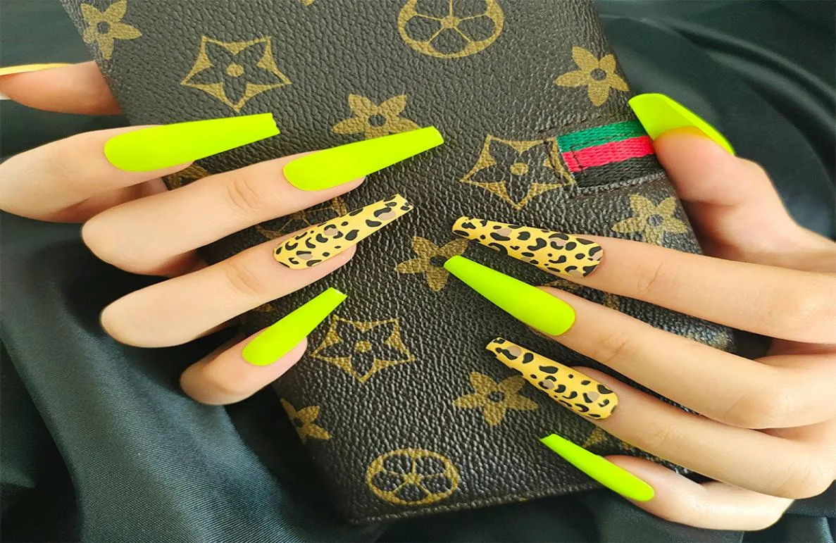 24Pcs Full Cover Extra Long Coffin False Nail Elegant Shiny Fluorescent Leopard Print Fake Nails for Women Girl Manicure Tools9593275