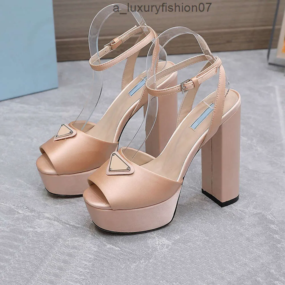 prada Вы Moda saten sandalet tasarımcı üçgen toka dekorasyon tıknaz topuklu kadın ayakkabıları en kaliteli 13cm yükseklikte topuklu deri taban platformu topuk roman sandal 35-42