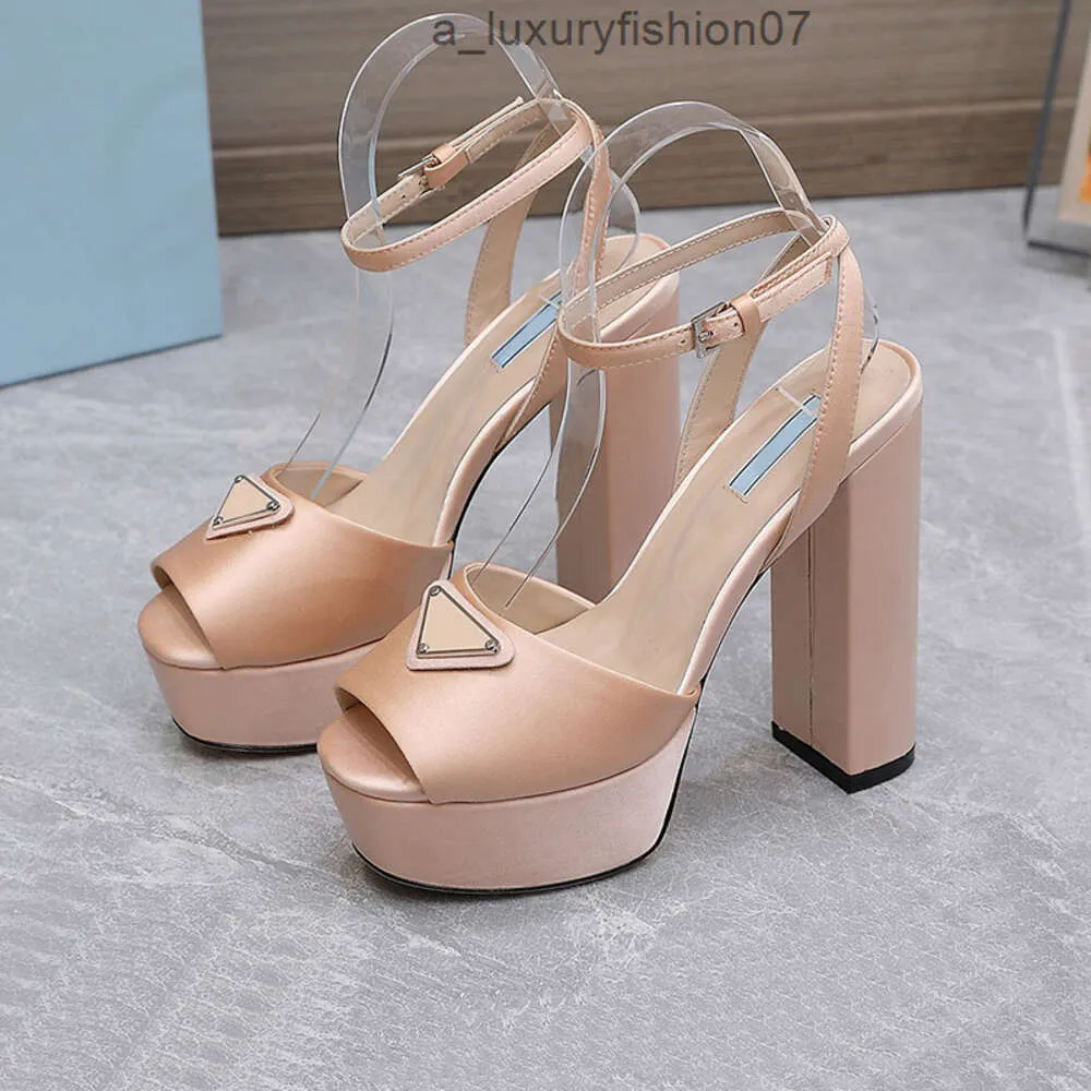 prada Вы Mode Satin Sandals Designer Dreiecksschnalle Dekoration Chunky Heels Damenschuhe Top-Qualität 13 cm High Heeled Leder Sohle Ferse Römische Sandale 35-42