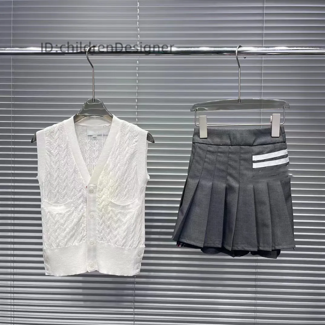 クラシックベビートラックスーツ女の子半袖スーツデザイナー服サイズ100-160 cmかわいいTシャツとポケットスカート