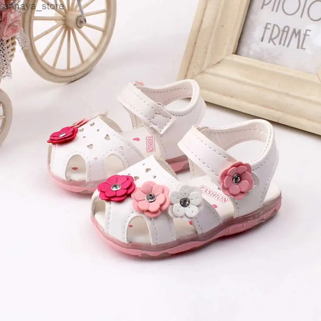 Sandaler Baby Girl Led Sandals Summer Sweet Baby Toddler Shoes Fashion Flower Princess Sandaler Soft Baby Beach Shoesl240429