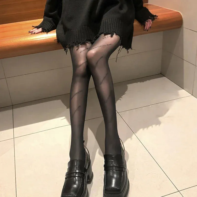 Womens High -End -Wette schwarze Socken mit dünnen Frühlings -Herbst- und Sommerstilen sexy Luxus schwarzer Strumpfhosenfischnetz 240425