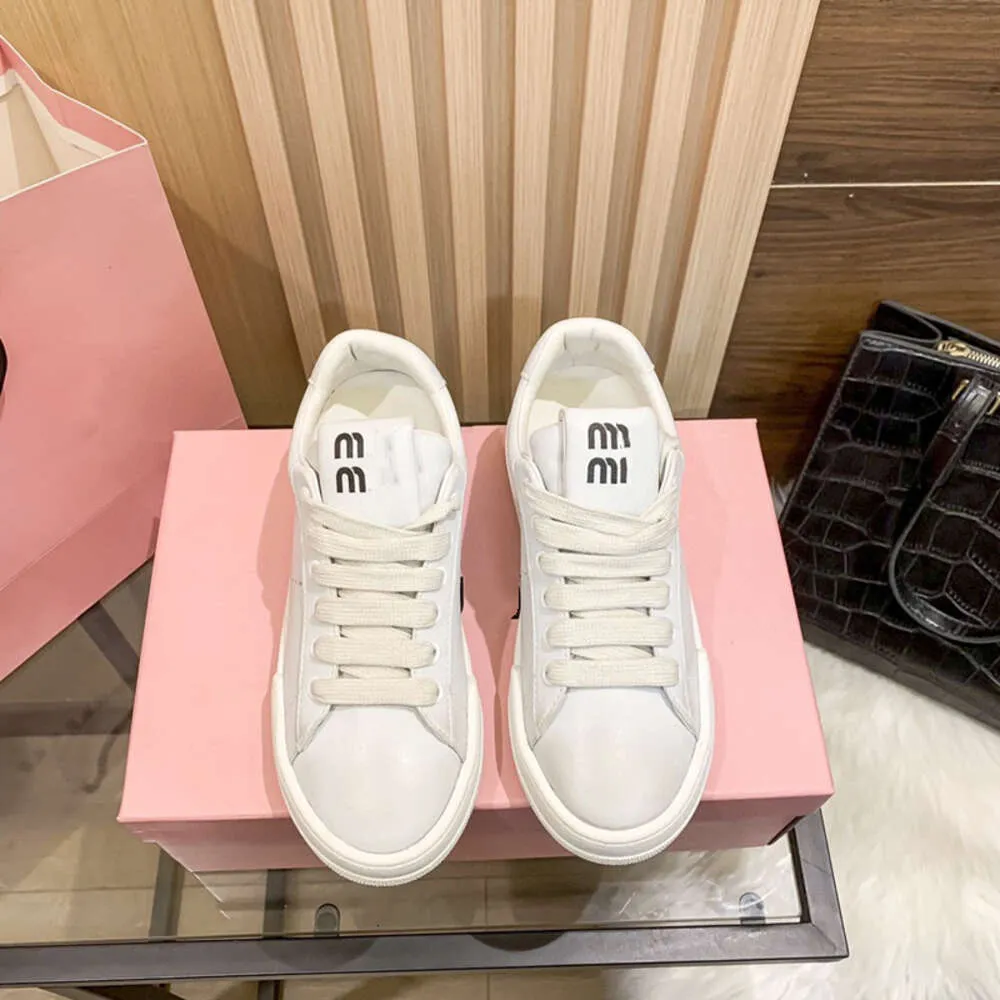 Designer Mui Mui Casual Shoes printemps petites chaussures blanches femmes en cuir authentique amiu maison épaisse semelle usagés chaussures sales sports décontractés nouveaux pain chaussures