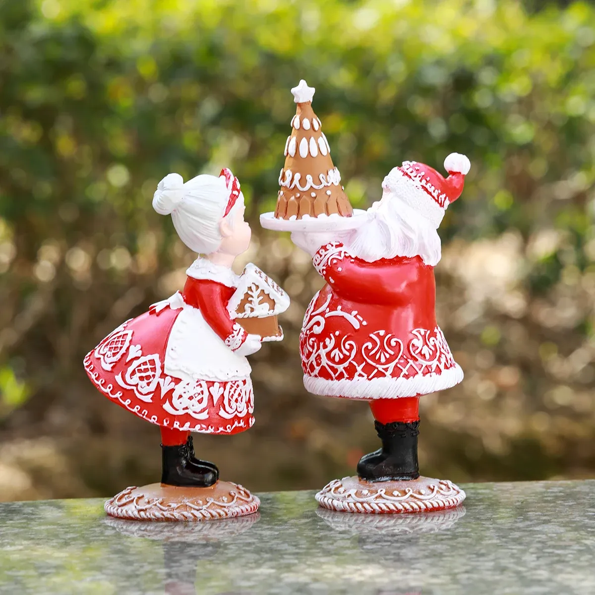 Dekoracje ogrodowe ogród świąteczne świąteczne para trzymające pudełka na prezenty i dekoracje żywicy z ciastem