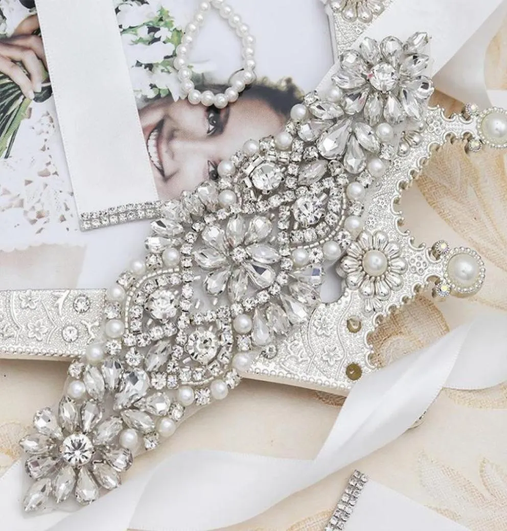 Flower Pearl Rhinestones Bride Pass Sash Gold Color Bridal Belt Biała wstążka Kości słoniowej Kobieta sukienka ślubna M374 Y208124624