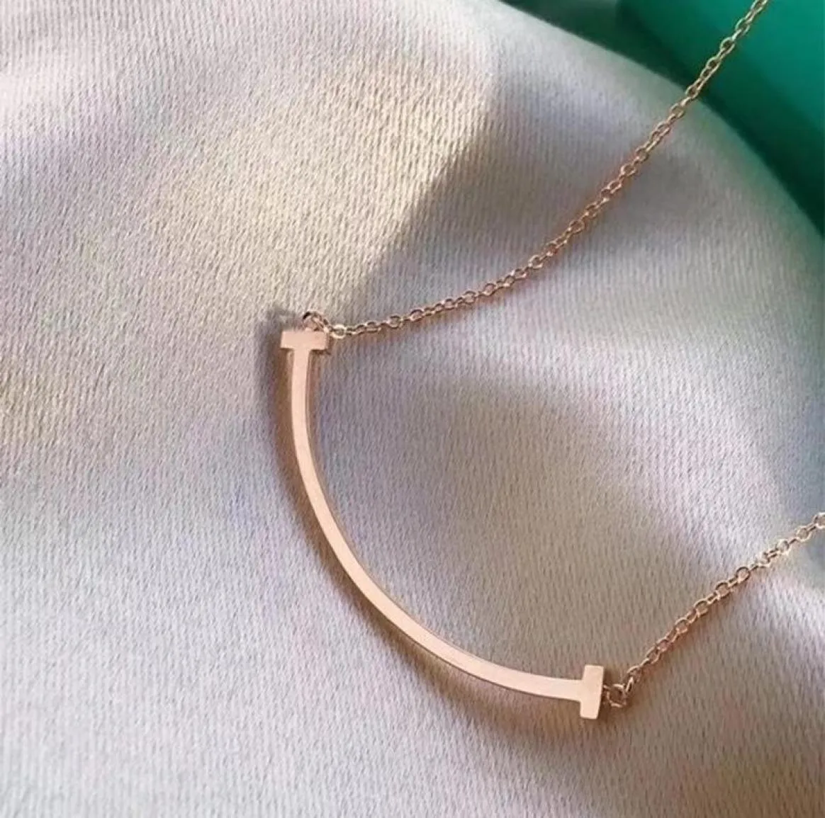 Colar feminino coreano fofo fofinho em forma de t em forma de U Personalidade de cadeia de osso simples líquido de jóias de jóias de pescoço de face vermelha