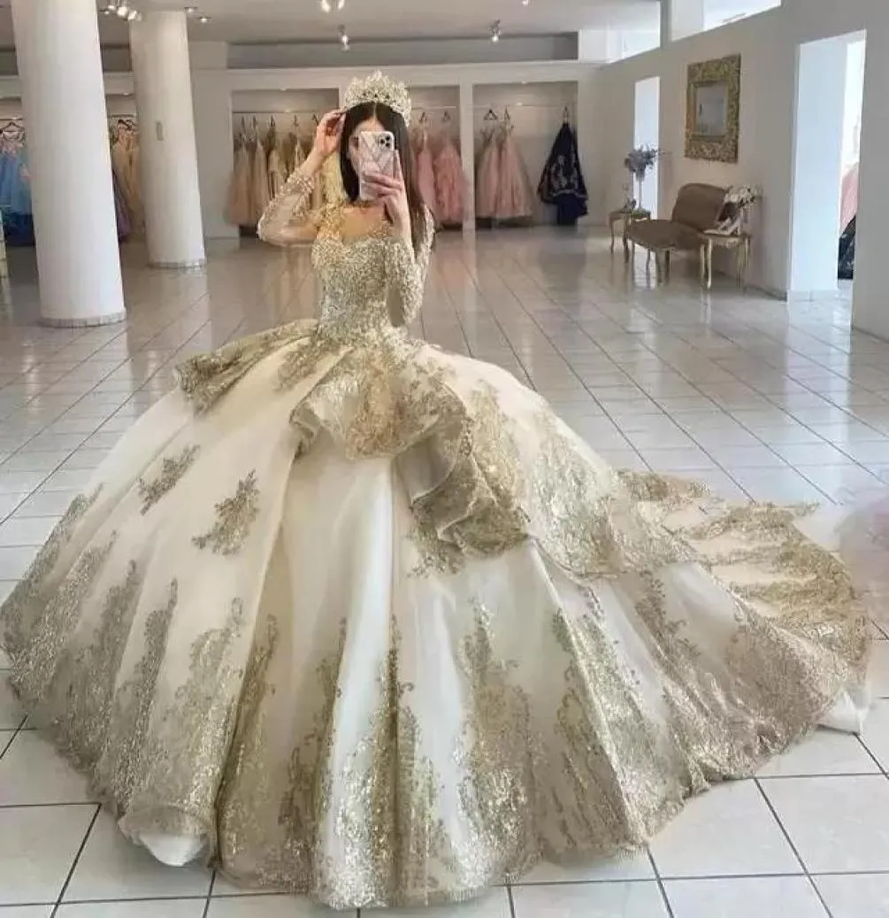 2023 Szampana z koralikami sukienki Quinceanera Lace Up Zastosowane długie rękawie księżniczka suknia balowa