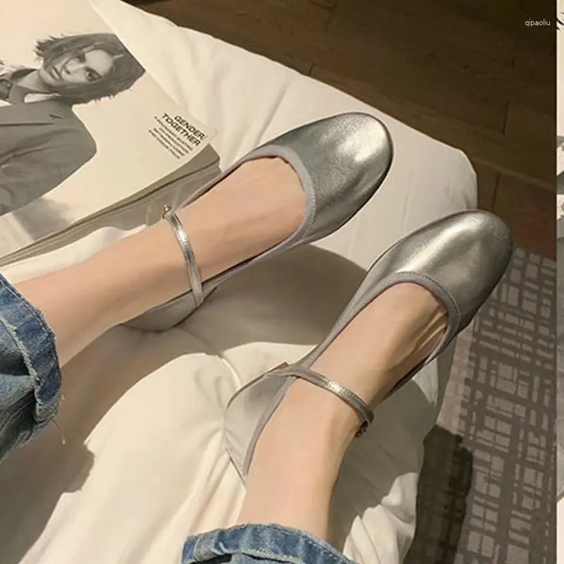 Lässige Schuhe flache Frauen Frühlings im Herbst Französische Stil flacher Mund Silber Mary Jane Ballet Patent Leder Damen